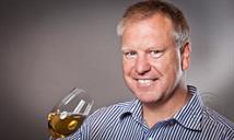 Kai-Uwe-Mensching Glücklicher Mann mit gefüllten Weinglas mit Weißwein